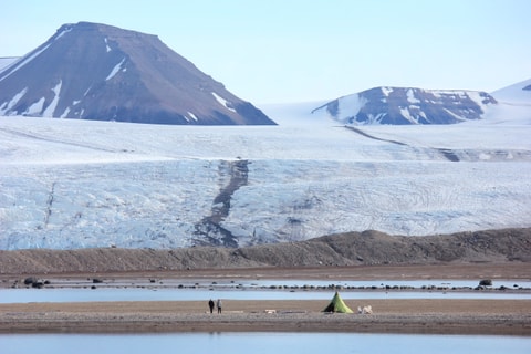 svalbard-artic-guide-polar-bears-pyramiden-midnight-sun_40222